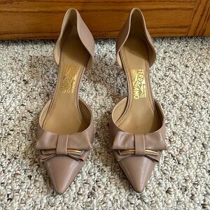 Another great pair of blush-tan pumps in great condition.